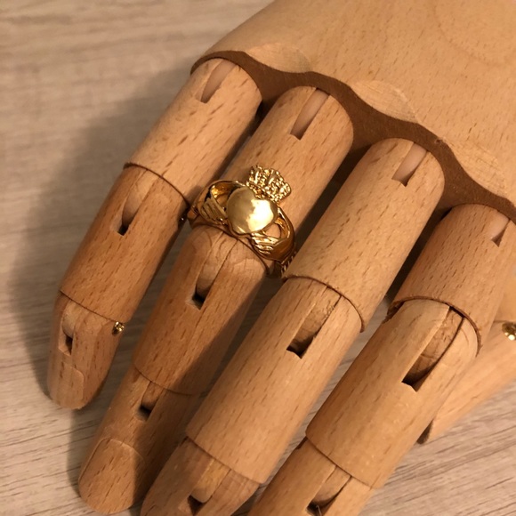 Jewelry - Claddagh Ring Sz 7🍀